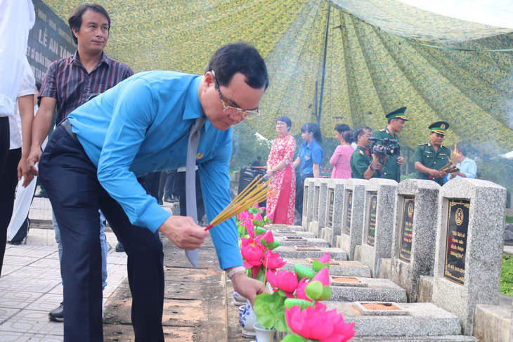 Tây Ninh làm lễ truy điệu và an táng 172 hài cốt liệt sĩ- Ảnh 6.