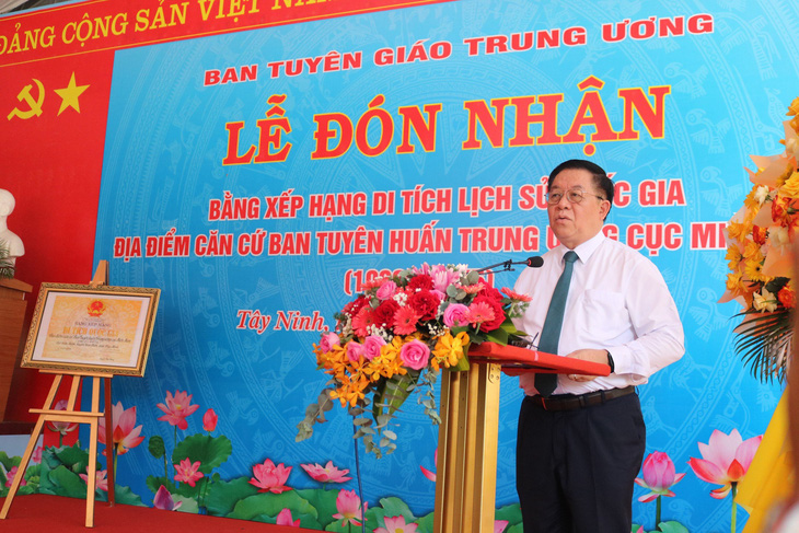 Ông Nguyễn Trọng Nghĩa - trưởng Ban Tuyên giáo Trung ương - phát biểu tại lễ công nhận di tích quốc gia - Ảnh: GIAI THỤY