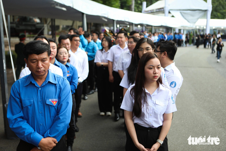 Người dân miền Nam đến Hội trường Thống Nhất viếng Tổng bí thư Nguyễn Phú Trọng- Ảnh 5.