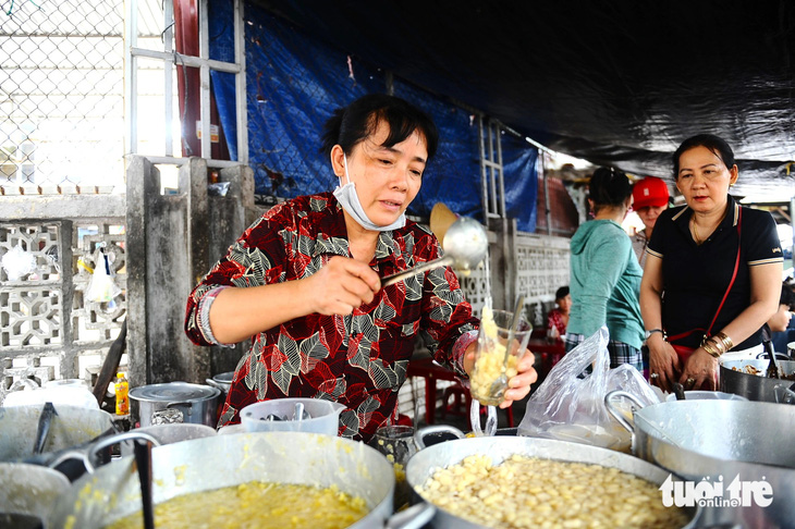 Quán chè 30 năm không biển hiệu giữa Tuy Hòa, 5.000 đồng một ly ngon nức tiếng- Ảnh 8.