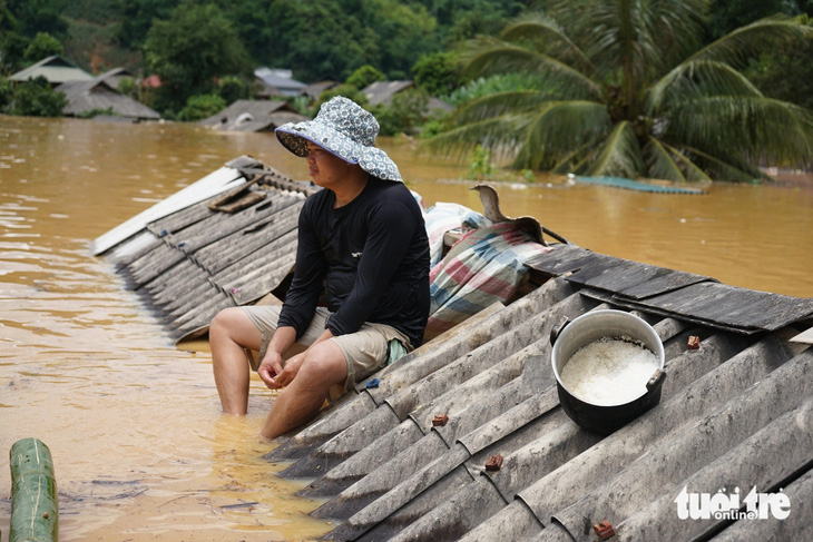 Nồi cơm nấu dở của người dân bản Phé, xã Tông Cọ, huyện Thuận Châu (Sơn La) - Ảnh: VŨ TUẤN