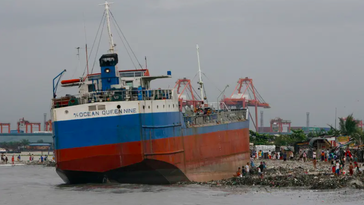 Chiếc tàu chở dầu MT Terra Nova đã bị chìm ở vịnh Manila ngày 25-7. Trong ảnh minh họa là một chiếc tàu chở dầu ở thị trấn Baseco, thành phố Tondo, vùng đô thị Manila - Ảnh: REUTERS