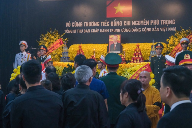 Người dân xếp hàng dài viếng Tổng Bí thư Nguyễn Phú Trọng ở Lại Đà- Ảnh 25.