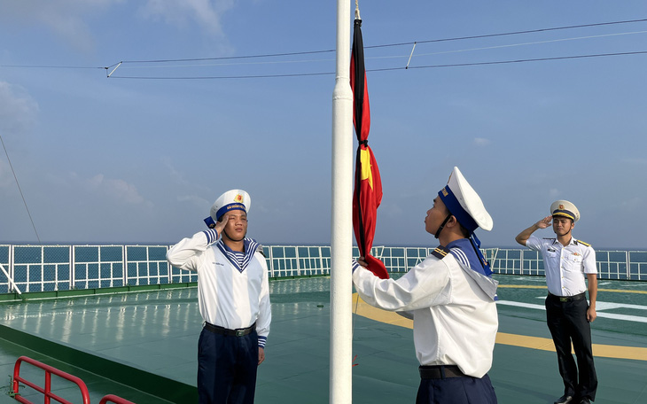 Xúc động hình ảnh Trường Sa treo cờ rủ hướng về đất liền tưởng nhớ Tổng bí thư Nguyễn Phú Trọng