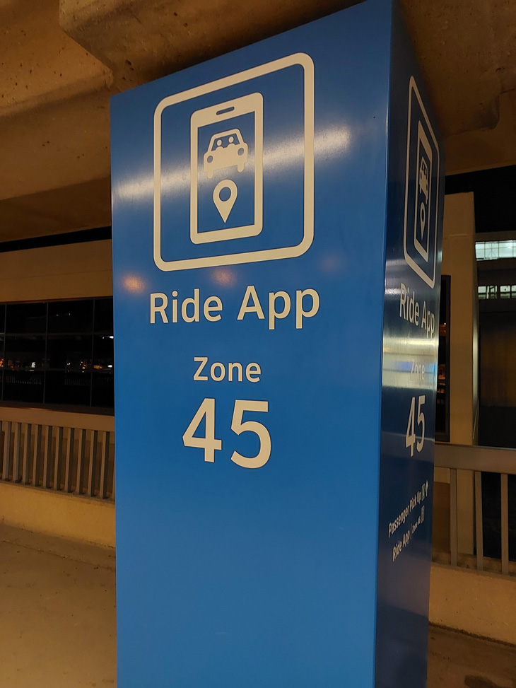 Hướng dẫn đón xe công nghệ với dòng chữ "Ride app" tại sân bay quốc tế Dallas-Fort Worth (Hoa Kỳ) - Ảnh: NHẤT NGUYÊN