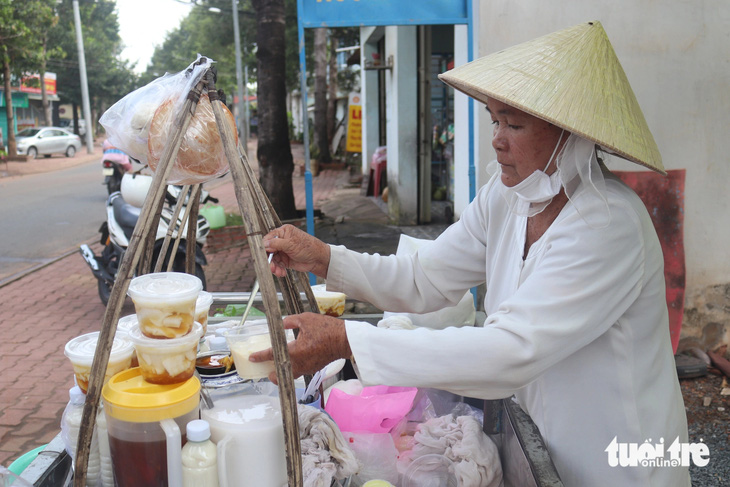 Cụ bà 70 tuổi bán tàu hủ nuôi con ăn học thành tài- Ảnh 1.