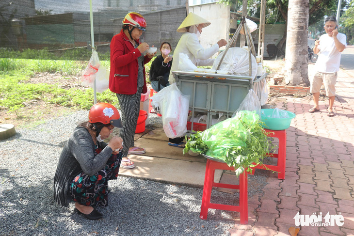 Cụ bà 70 tuổi bán tàu hủ nuôi con ăn học thành tài- Ảnh 4.