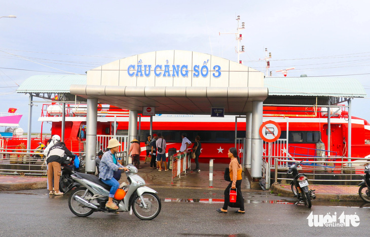 Tàu cao tốc Phú Quốc Express neo đậu tại bến tàu TP Rạch Giá (Kiên Giang) - Ảnh: CHÍ CÔNG