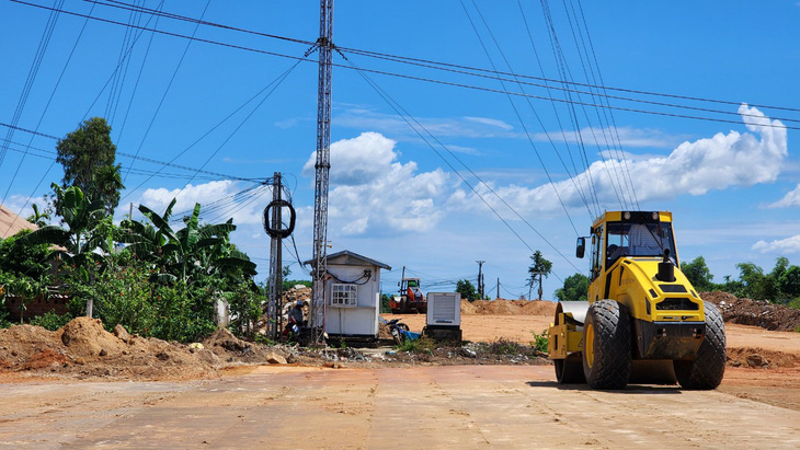 Trạm BTS của nhà mạng Viettel đầu cao tốc Quảng Ngãi - Hoài Nhơn vẫn chưa được di dời, gây khó cho việc thi công - Ảnh: TRẦN MAI