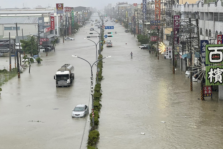 Một đoạn đường bị ngập do bão tại thành phố Cao Hùng, Đài Loan ngày 25-7 - Ảnh: AFP