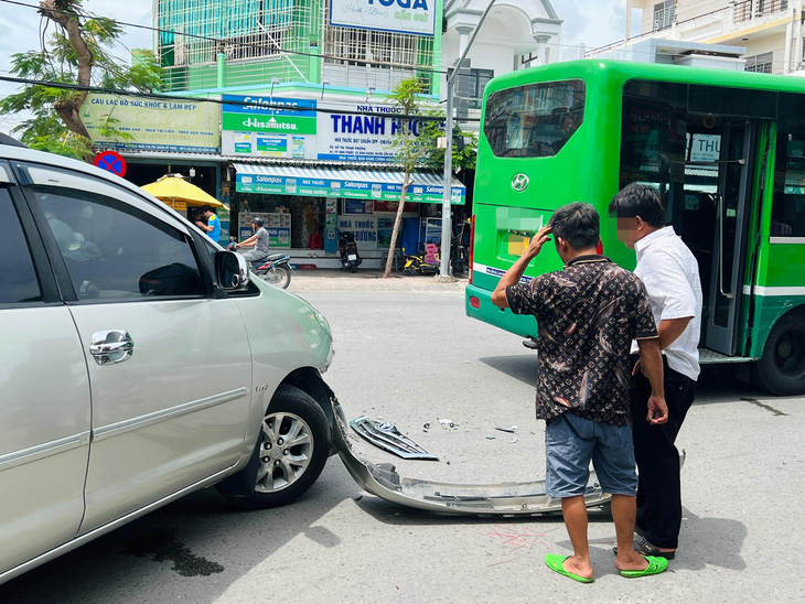 Va quẹt xe trên đường ra phà Bình Khánh, tài xế giải quyết bằng đối thoại thay vì cãi vã - Ảnh: YẾN TRINH