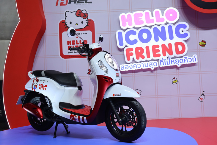 Honda Scoopy Hello Kitty sở hữu tông màu trắng đỏ nổi bật cùng đề can cô mèo nổi tiếng khắp thân xe.