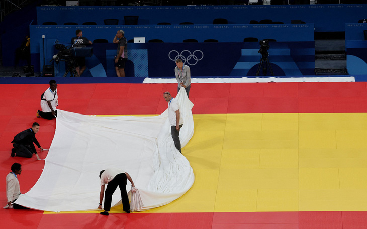 Sự cố ở Olympic Paris 2024: Phải thay mới sàn đấu judo xuyên đêm