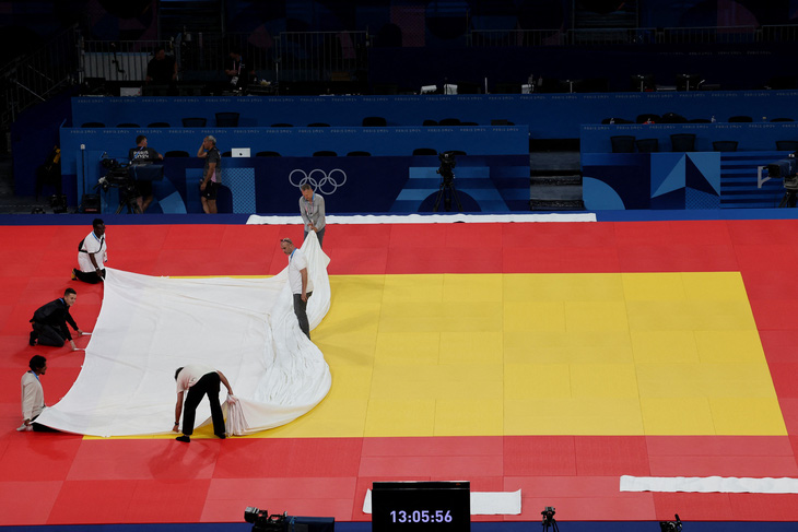 Sự cố ở Olympic Paris 2024: Phải thay mới sàn đấu judo xuyên đêm- Ảnh 1.