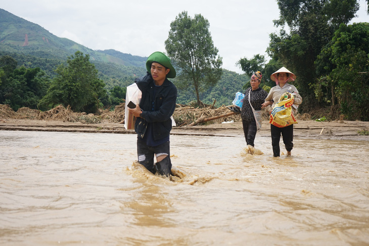 Tan hoang vì lũ quét, người dân chật vật lo miếng ăn- Ảnh 4.