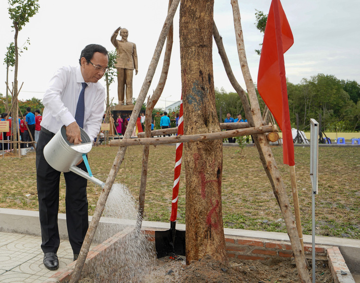 Bí thư Thành ủy TP.HCM Nguyễn Văn Nên trồng cây trong khuôn viên đền thờ - Ảnh: H.H.