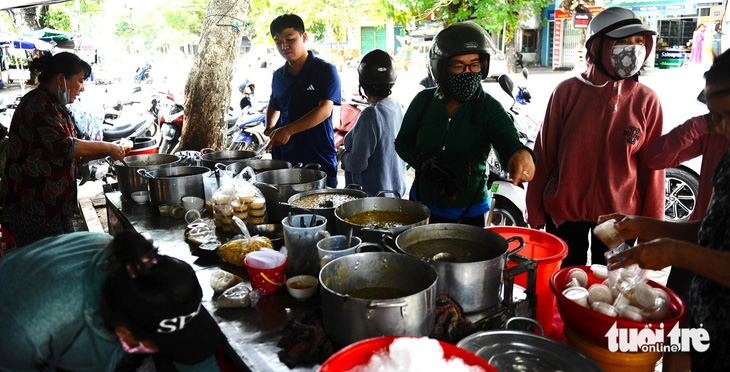 Quán chè 30 năm không biển hiệu giữa Tuy Hòa, 5.000 đồng một ly ngon nức tiếng- Ảnh 4.