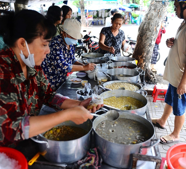 Có 3 người bán, 3 người bưng bê mới kịp phục vụ khách mua chè - Ảnh: LÂM THIÊN