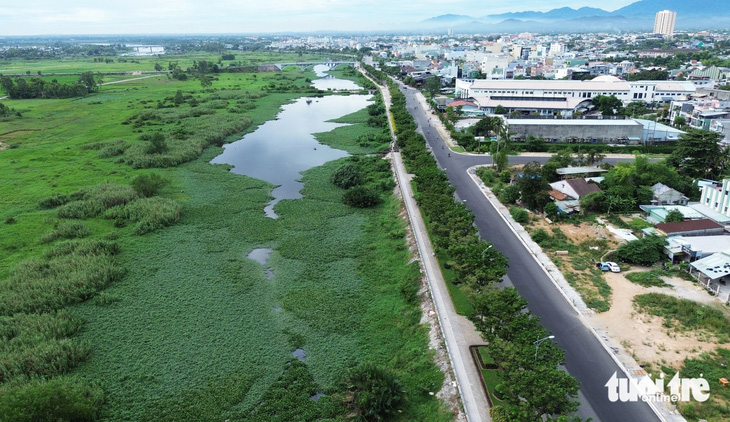 Chính quyền thành phố đang thực hiện nhiều giải pháp trước mắt và lâu dài để khơi thông sông Bàn Thạch - Ảnh: LÊ TRUNG