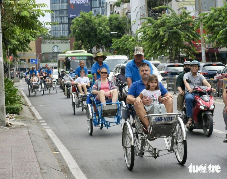 Du khách quốc tế trên đường phố TP.HCM - Ảnh: T.T.D.