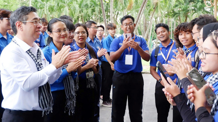 Phó bí thư Thành ủy TP.HCM Nguyễn Phước Lộc (bìa trái) thăm sinh viên tình nguyện TP.HCM và Malaysia tại huyện Củ Chi - Ảnh: K.A.