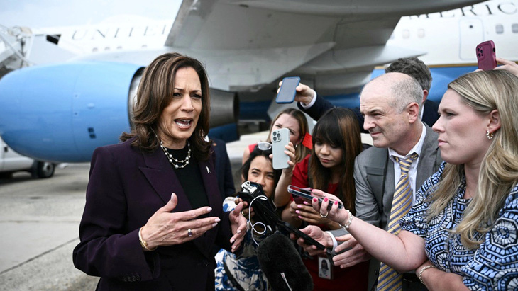 Phó tổng thống Mỹ Kamala Harris phát biểu trước các phóng viên khi đến căn cứ Andrews ở bang Maryland, Mỹ hôm 25-7 - Ảnh: AFP