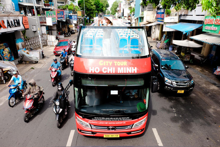 Xe buýt hai tầng của Công ty TNHH Ảnh Việt Hop On - Hop Off Việt Nam - Ảnh: PHƯƠNG NHI