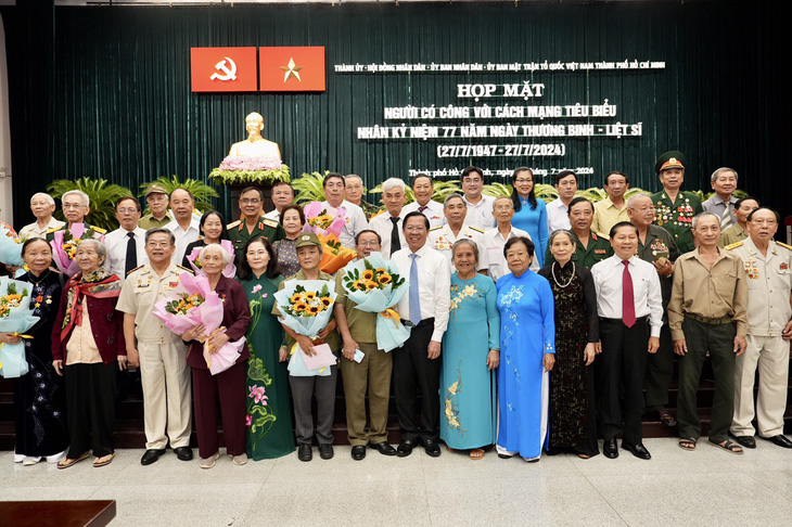 Những phần quà là tấm lòng tri ân của TP.HCM với các Anh hùng liệt sĩ, các thương binh, bệnh binh, thân nhân liệt sĩ và gia đình người có công - Ảnh: HỮU HẠNH