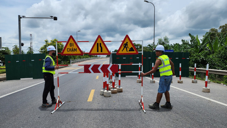 Công nhân vã mồ hôi trong hộp dầm để sửa chữa cầu Trà Khúc 2- Ảnh 1.