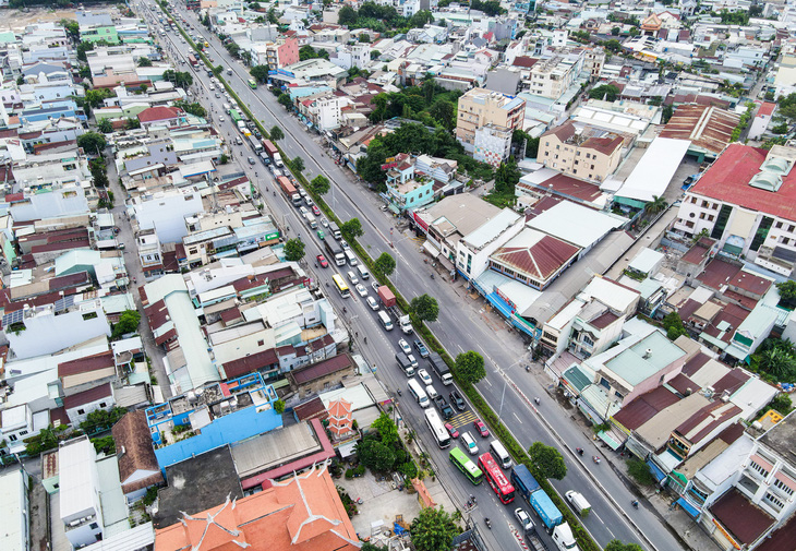 Trục quốc lộ 22 là trục quan trọng đi qua quận 12, huyện Hóc Môn, huyện Củ Chi có giá đất điều chỉnh khá cao - Ảnh: CHÂU TUẤN