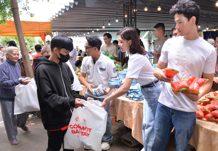 Đoàn lô tô Sài Gòn Tân Thời và nhiều nghệ sĩ tiếp bước đến trường cho trẻ ảnh hưởng bởi HIV/AIDS- Ảnh 1.