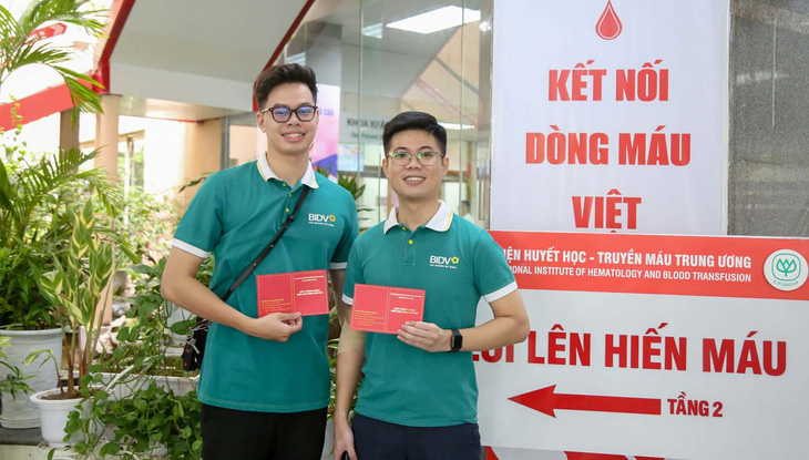 Nhiều người trẻ tham gia chương trình hiến máu như một cách tri ân lịch sử - Ảnh: Bệnh viện cung cấp