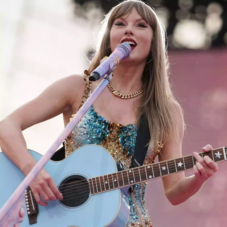 Tại buổi hòa nhạc, Taylor Swift khiến người hâm mộ phấn khích với màn biểu diễn guitar Fresh out the slammer - một trong những bất ngờ tại Eras Tour - kết hợp với bản hit You are in love 