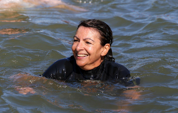 Thị trưởng Paris Anne Hidalgo bơi trên sông Seine trước khi Olympic diễn ra để chứng minh nước sông sạch - Ảnh: GETTY IMAGES