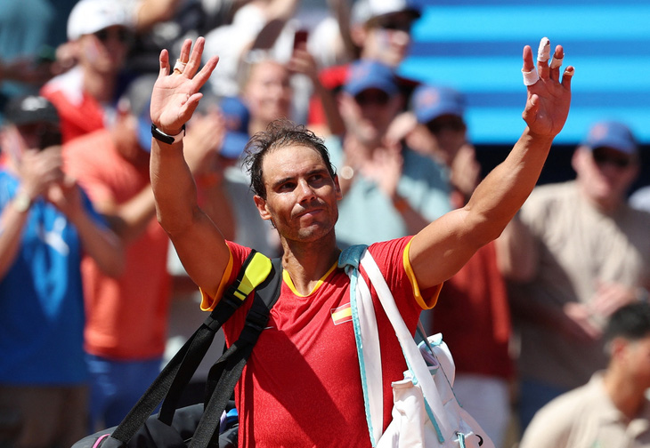 Rafael Nadal (Tây Ban Nha) nhận được tràng pháo tay tri ân từ khán giả - Ảnh: REUTERS