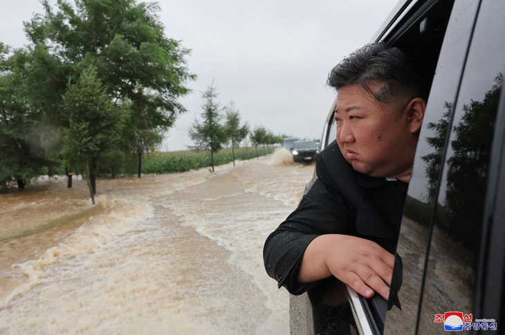 Nhà lãnh đạo Triều Tiên Kim Jong Un thị sát tình hình lũ lụt ở thành phố Sinuiju, gần biên giới Trung Quốc ngày 28-7 - Ảnh: AFP