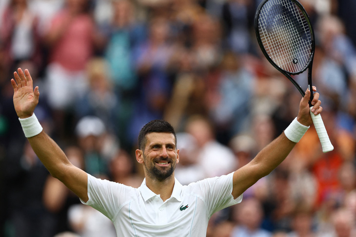Djokovic ăn mừng sau chiến thắng ở trận ra quân tại Wimbledon 2024 - Ảnh: Reuters