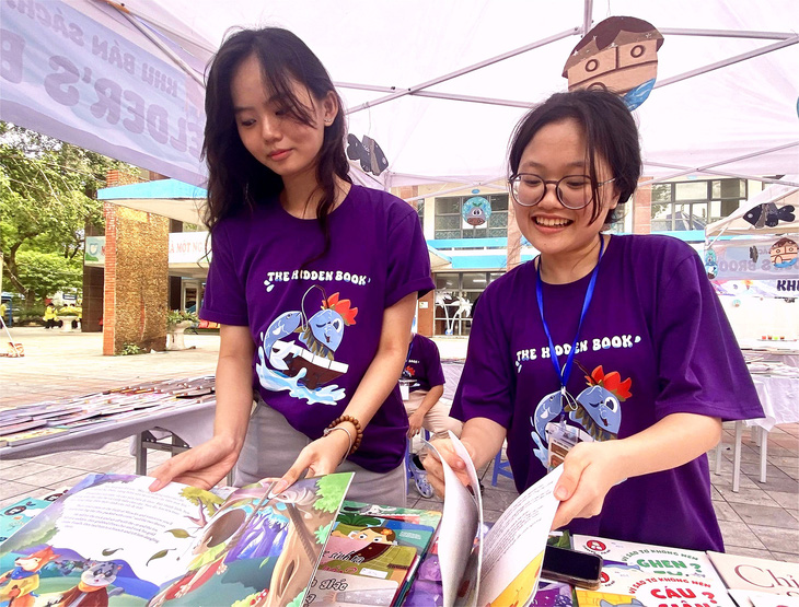 Được đứng quầy bán sách là trải nghiệm đáng nhớ của khá nhiều học sinh gen Z cùng tham gia tổ chức hội chợ sách này - Ảnh: HÀ THANH