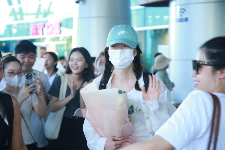 Jeon So Min được fan đón tại sân bay quốc tế Đà Nẵng ngày 1-7 - Ảnh: BTC