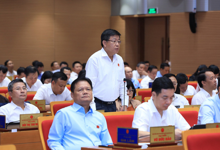 Ông Dương Đức Tuấn - phó chủ tịch UBND TP Hà Nội - trả lời, làm rõ thêm câu hỏi của đại biểu - Ảnh: HĐND TP