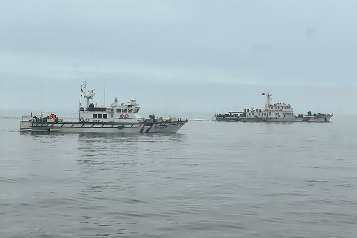 Tàu tuần duyên Đài Loan (trái) giám sát tàu hải cảnh Trung Quốc tại khu vực đảo Ô Khâu do Đài Loan kiểm soát hôm 24-5 - Ảnh: AFP