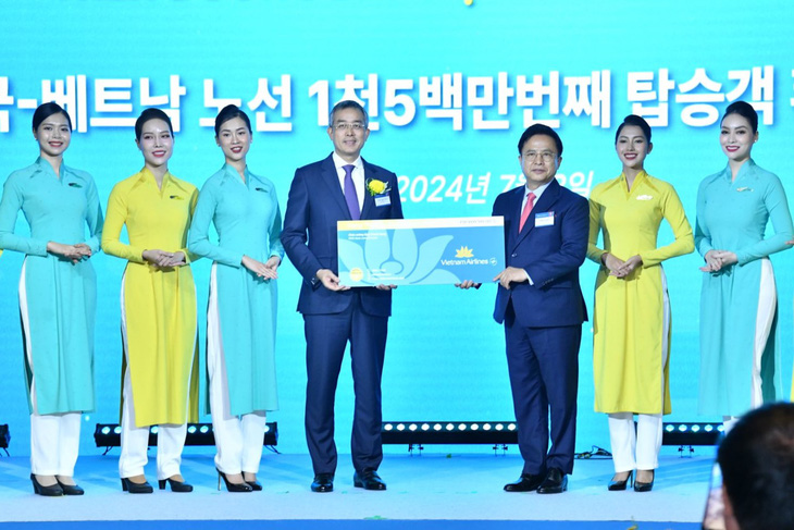 Vietnam Airlines tặng quà khách hàng thứ 15 triệu trên đường bay giữa Việt Nam - Hàn Quốc