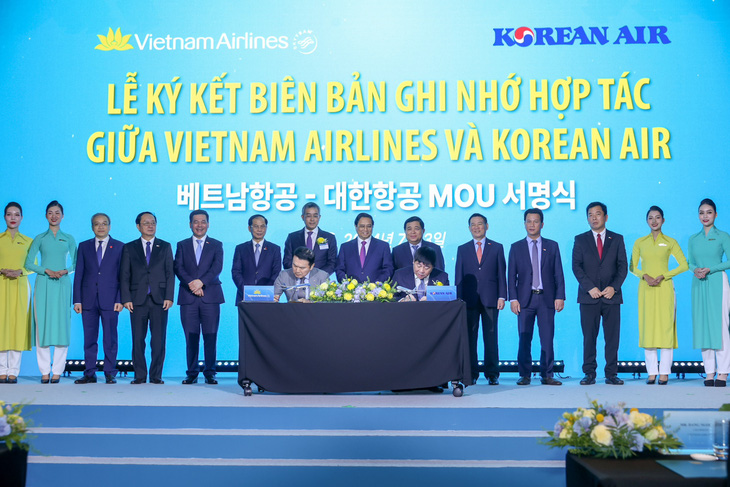 Cũng tại sự kiện, Vietnam Airlines ký kết biên bản ghi nhớ với Korean Air về việc tăng cường hợp tác trong lĩnh vực bảo dưỡng, sửa chữa máy bay - Ảnh: VNA
