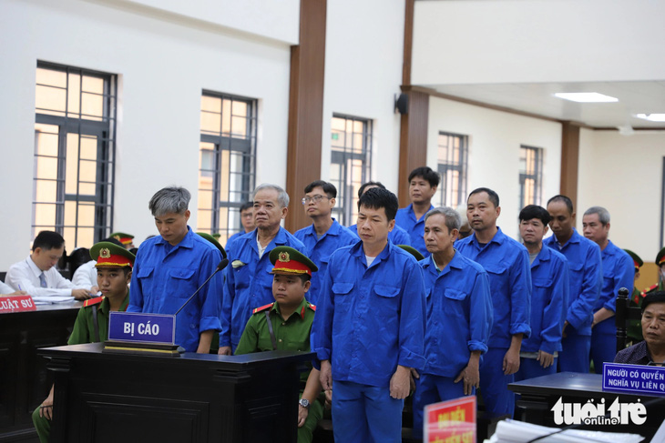 Các bị cáo trong vụ tham ô tài sản tại UBND huyện Chợ Mới, An Giang - Ảnh: CHÍ HẠNH