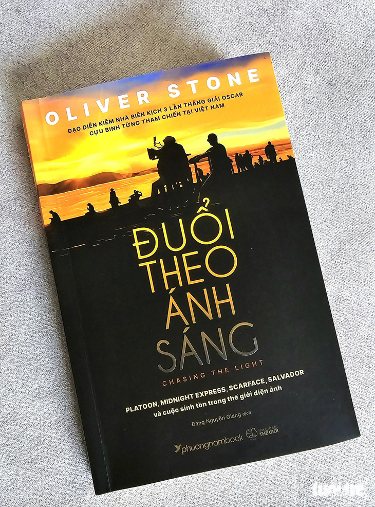 Đuổi theo ánh sáng của Oliver Stone, xuất bản ở Mỹ từ năm 2020 và mới được dịch ra tiếng Việt, do NXB Thế Giới và Phuongnambook xuát bản - Ảnh: MI LY