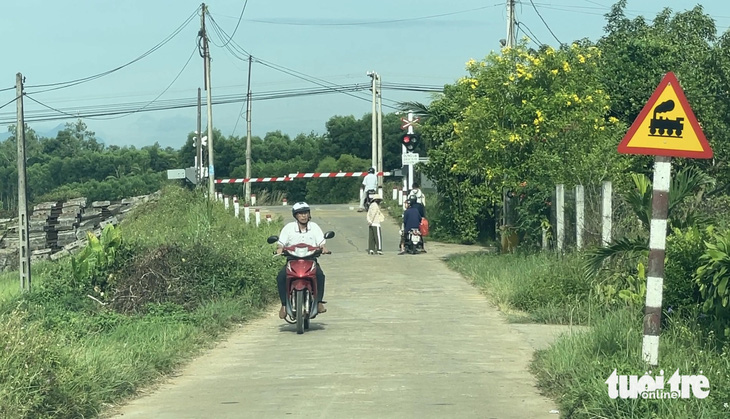 Trước đó ít phút, chắn tàu hạ xuống nhưng không có tàu qua đường sắt - Ảnh: HOÀNG TÁO