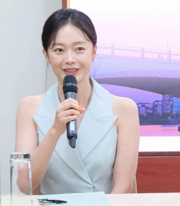 Diễn viên Jeon So Min trả lời Tuổi Trẻ Online - Ảnh: ĐẬU DUNG