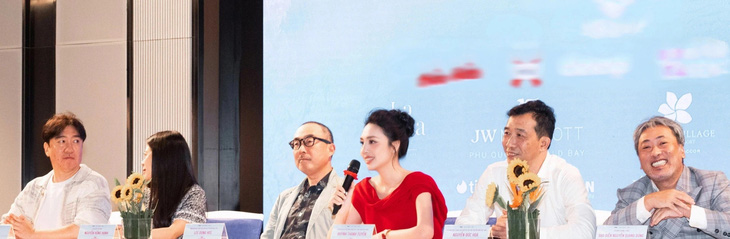 Đạo diễn Nguyễn Quang Dũng (bìa phải) làm cố vấn chương trình truyền hình thực tế Đảo thiên đường - Ảnh: BTC