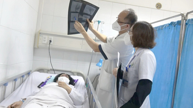 Nữ bệnh nhân bị biến chứng suýt mù mắt do tiêm filler được chữa trị tại Bệnh viện Hữu nghị Việt Đức - Ảnh: DƯƠNG LIỄU