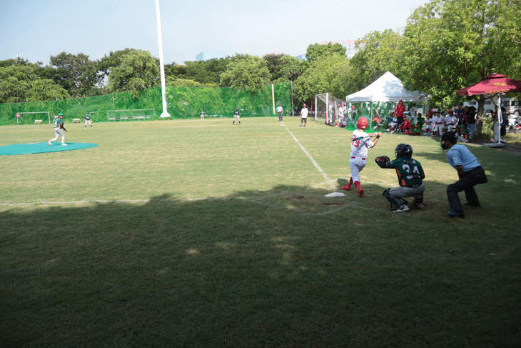 Nhiều giải bóng chày tại Việt Nam hiện được tổ chức trên sân cỏ bóng đá thay vì sân bóng chày tiêu chuẩn - Ảnh: VBSF